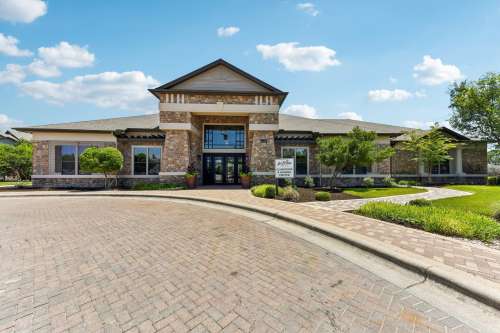 texas-state-Apartment-Building-18725710